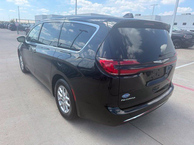 Used 2025 Chrysler Pacifica Select FWD image 4