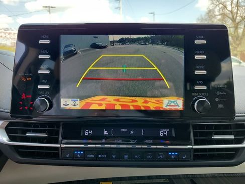 Used 2023 Toyota Sienna Limited FWD image 15