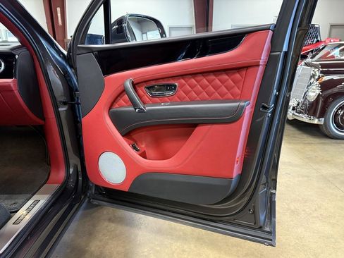 Used 2018 Bentley Bentayga image 73