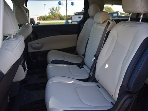 New 2026 Kia Carnival EX image 19