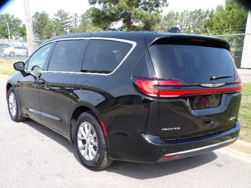 Used 2026 Chrysler Pacifica Limited FWD image 3