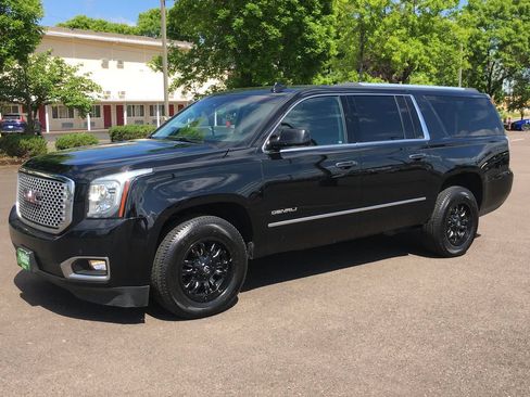 Used 2017 GMC Yukon XL Denali w/ Open Road Package AWD/4WD image 11