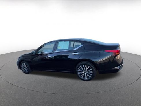 Used 2025 Nissan Altima 2.5 SV FWD image 10