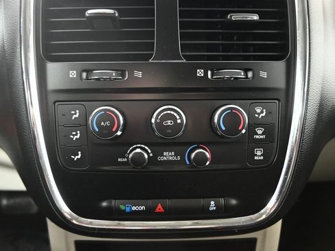 Used 2019 Dodge Grand Caravan SE w/ UConnect Hands-Free Group image 29