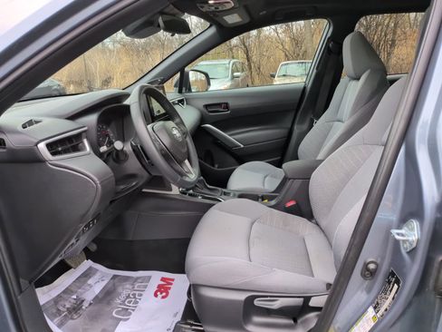 Used 2025 Toyota Corolla Cross AWD Hybrid w/ Moonroof Package image 17