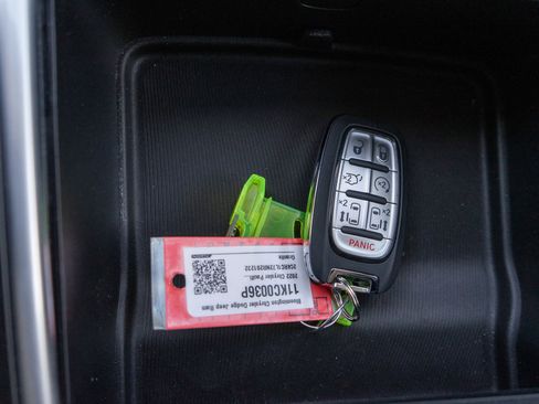 Used 2022 Chrysler Pacifica Touring-L FWD image 31