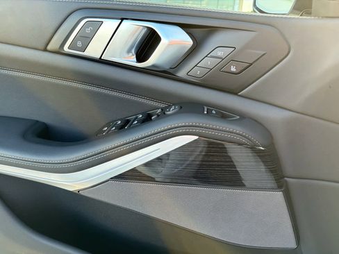 Used 2025 BMW X5 sDrive40i w/ M Sport Package RWD image 18