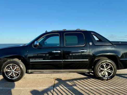 Used 2013 Chevrolet Avalanche LTZ image 8