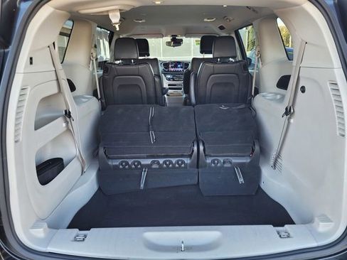 Used 2023 Chrysler Pacifica Touring-L image 27