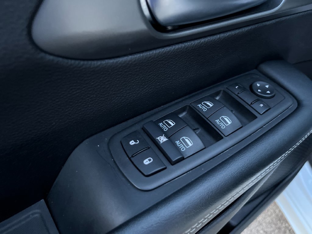 Used 2025 Chrysler Pacifica Select AWD/4WD image 13