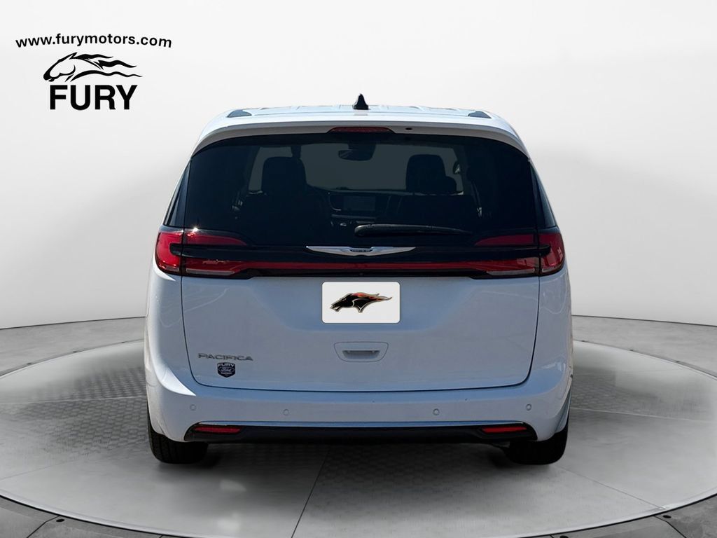 Used 2023 Chrysler Pacifica Touring-L FWD image 5