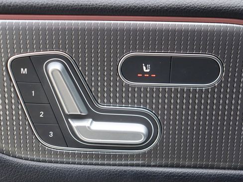Used 2020 Mercedes-Benz GLB 250 w/ Premium Package image 24