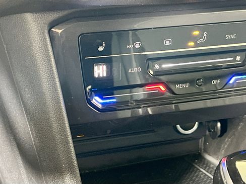 Used 2022 Volkswagen Tiguan SE image 19