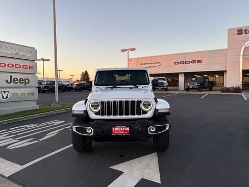 Used 2025 Jeep Wrangler Sahara image 9