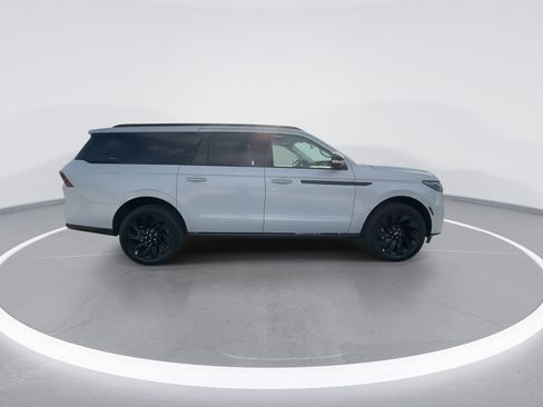 New 2026 Lincoln Navigator L Reserve w/ Jet Appearance Package AWD/4WD image 9