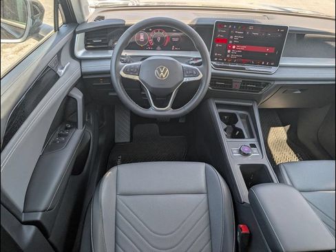 Certified 2025 Volkswagen Tiguan SE w/ Panoramic Sunroof Package AWD/4WD image 9