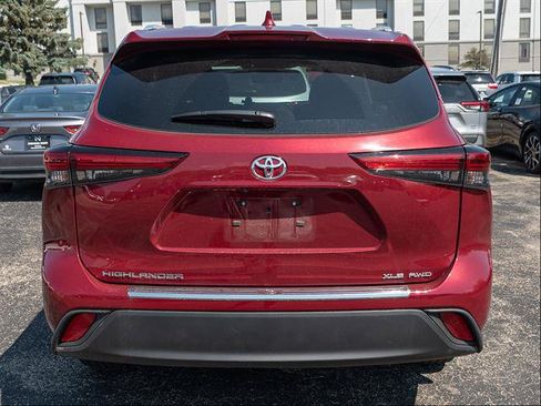 Used 2022 Toyota Highlander XLE AWD/4WD image 5