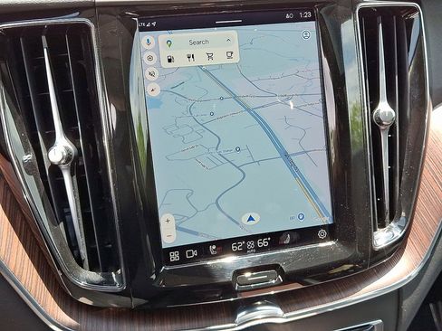 Used 2023 Volvo XC60 B5 Plus image 19