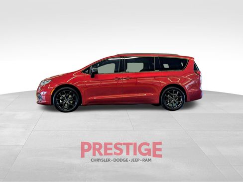 Used 2024 Chrysler Pacifica Limited w/ S Appearance Package FWD image 14