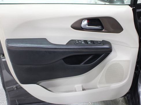 Used 2017 Chrysler Pacifica Touring-L image 6