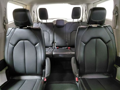 Certified 2024 Chrysler Pacifica Touring-L FWD image 20
