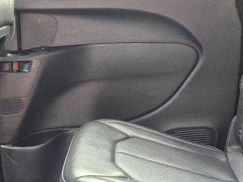Used 2025 Chrysler Pacifica Select FWD image 12
