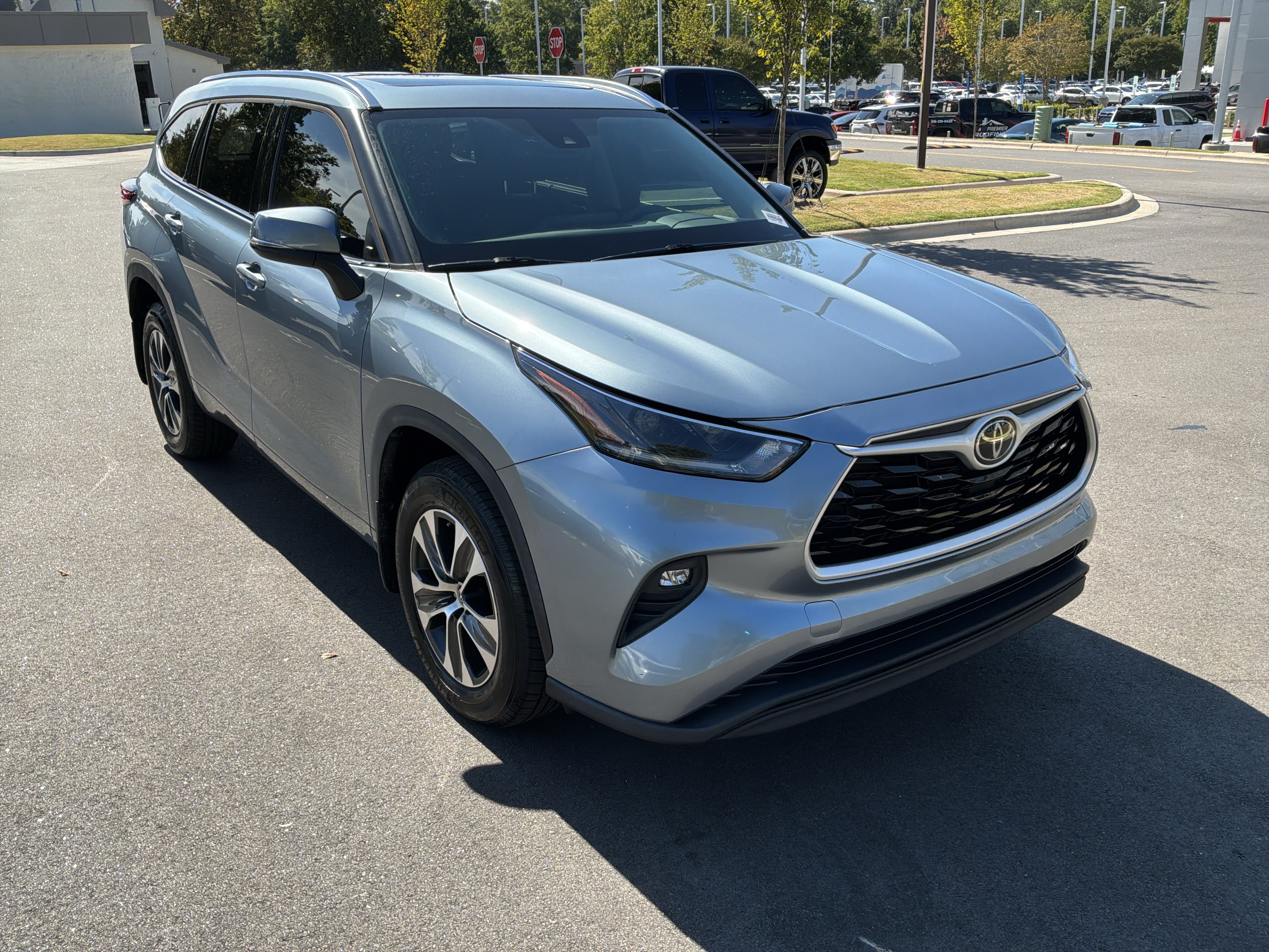 Used 2021 Toyota Highlander XLE AWD/4WD image 2