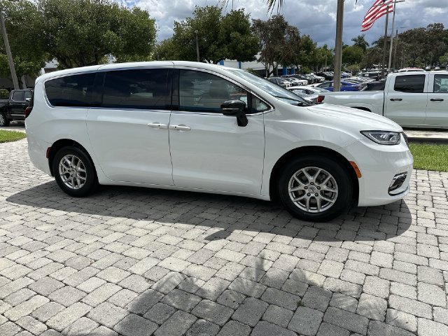 Used 2024 Chrysler Pacifica Touring FWD image 15