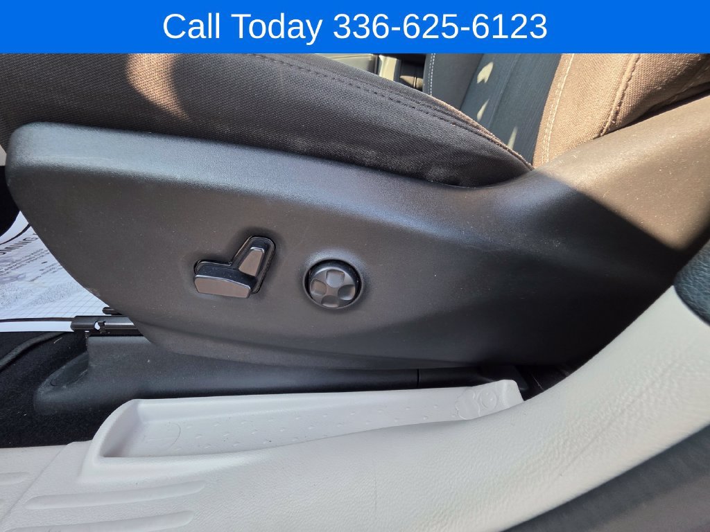 Used 2023 Chrysler Voyager LX FWD image 12