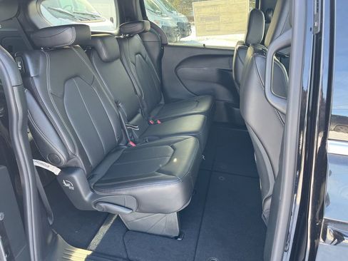 New 2026 Chrysler Pacifica Select image 12