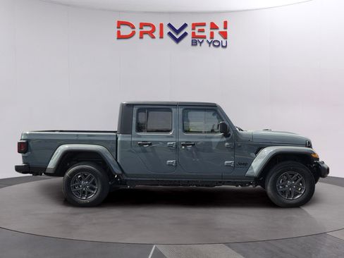 New 2025 Jeep Gladiator Sport image 12