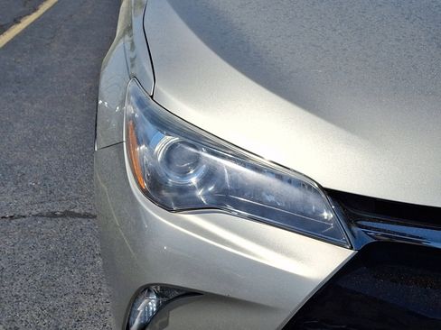Used 2017 Toyota Camry SE w/ Moonroof Package FWD image 9