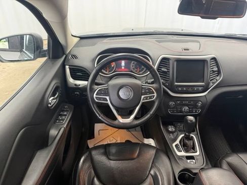 Used 2017 Jeep Cherokee Trailhawk AWD/4WD image 11