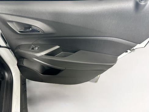 Used 2025 Chevrolet Trax LT FWD image 28
