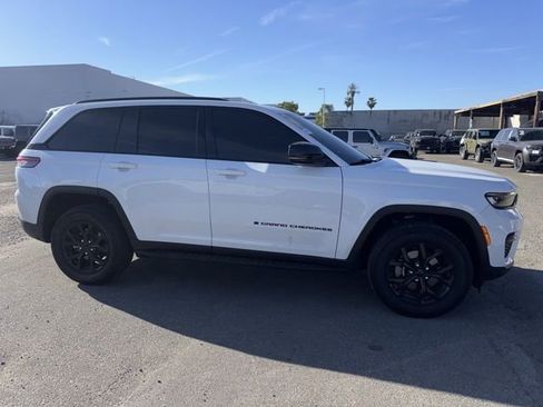 Used 2024 Jeep Grand Cherokee Altitude image 4