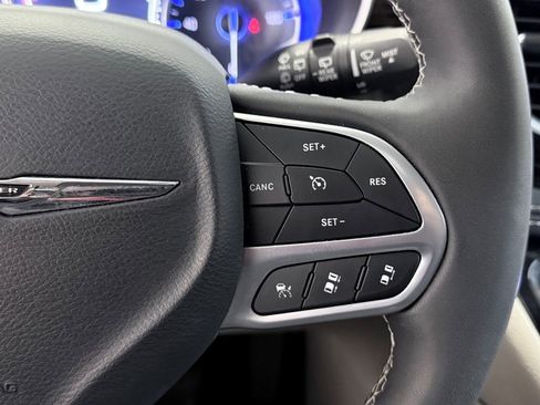 Used 2024 Chrysler Pacifica Limited image 32