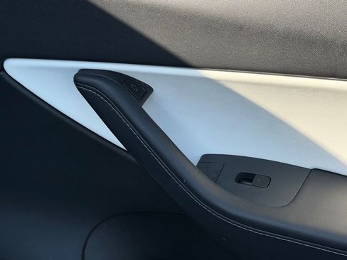 Used 2021 Tesla Model Y Long Range image 36