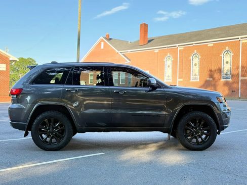 Used 2018 Jeep Grand Cherokee Altitude AWD/4WD image 7