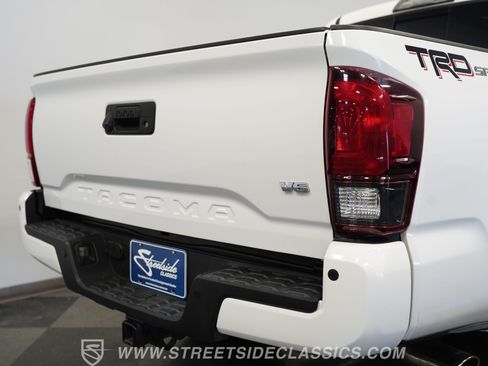 Used 2018 Toyota Tacoma TRD Sport w/ Technology Package RWD image 31