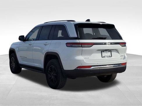 Used 2023 Jeep Grand Cherokee Laredo image 4