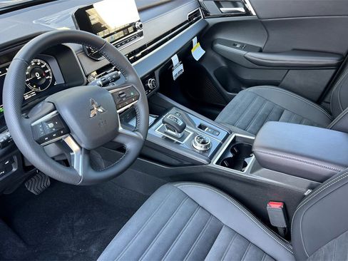 New 2025 Mitsubishi Outlander SE image 11