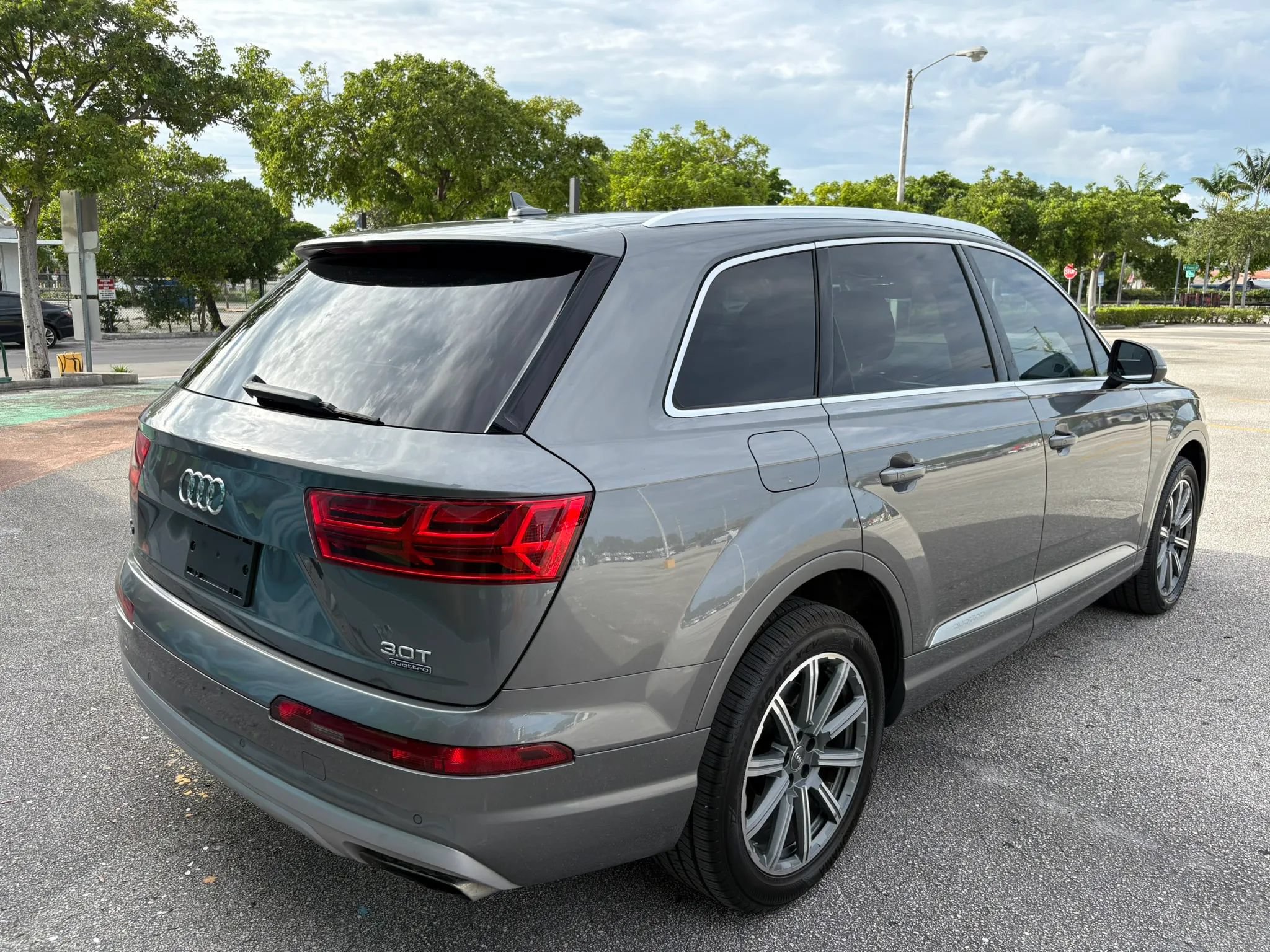 Used 2017 Audi Q7 3.0T Premium Plus w/ Premium Plus Package AWD/4WD image 6