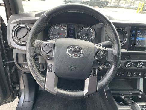 Used 2018 Toyota Tacoma TRD Off-Road w/ Technology Package AWD/4WD image 16