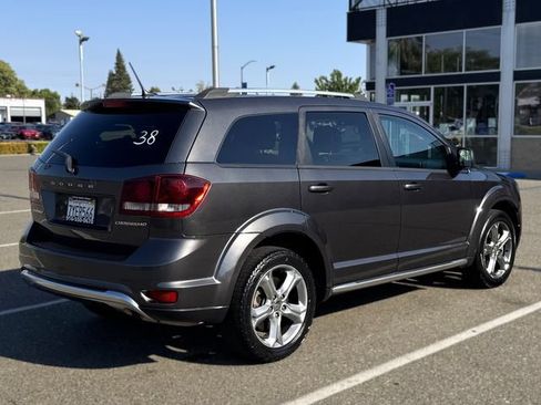 Used 2017 Dodge Journey Crossroad FWD image 4