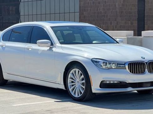 Used 2018 BMW 740i image 5