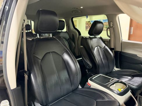 Used 2023 Chrysler Pacifica Touring-L FWD image 42