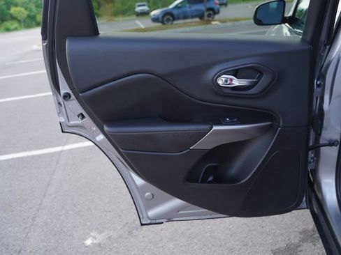 Used 2019 Jeep Cherokee Limited FWD image 15