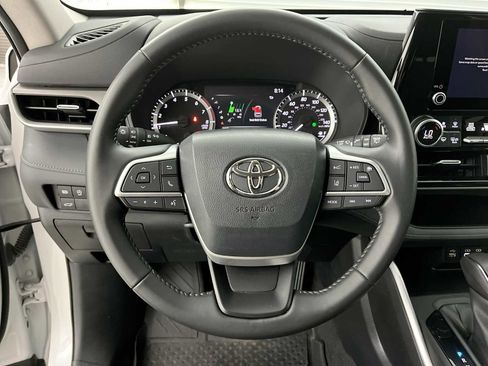 Used 2023 Toyota Highlander LE FWD image 17