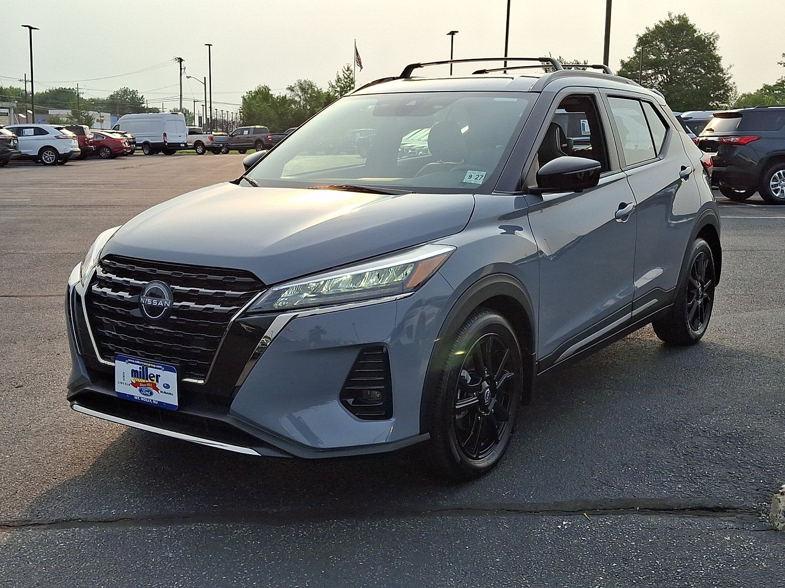 Used 2023 Nissan Kicks SR w/ SR Premium Package FWD image 3