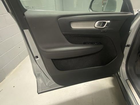 Used 2025 Volvo XC40 B5 Core image 7